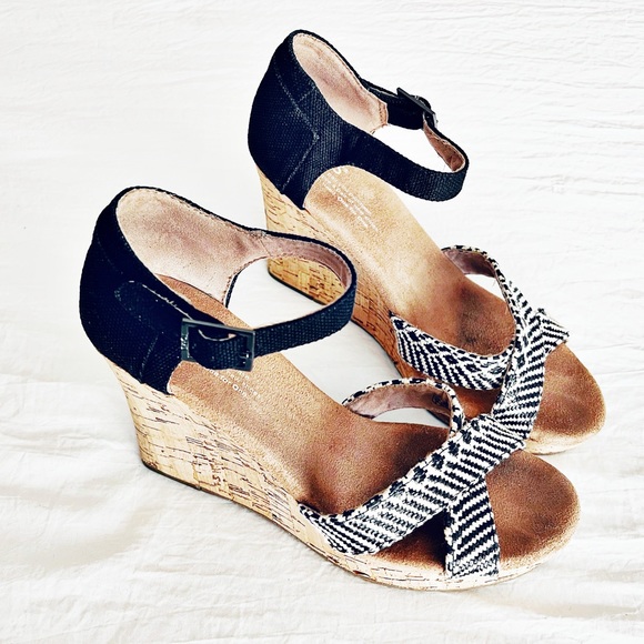 ☀️TOMS~ Strappy Wedges~ Size 8☀️ - Picture 2 of 16